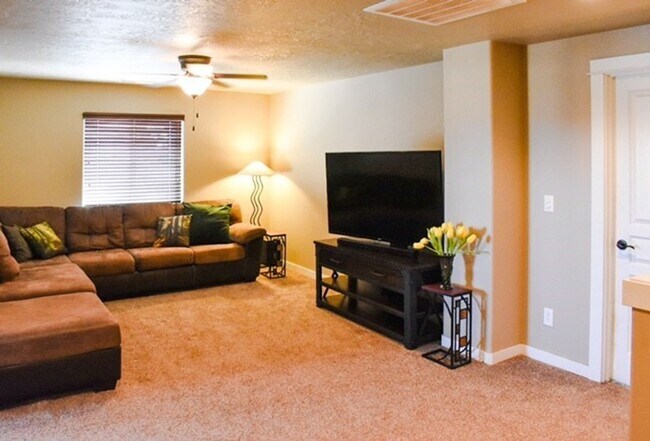 Building Photo - Spacious 5 Bed/2.5 Bath Single Family Home...