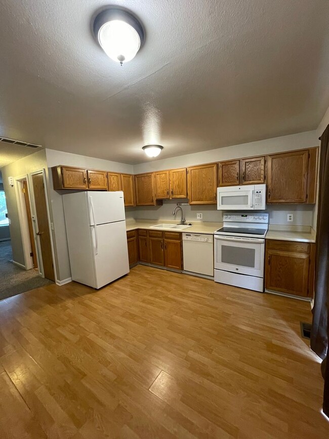 Building Photo - Charming 3-Bedroom Home in Victoria Place neighborhood! MOVE IN SPECIAL!!