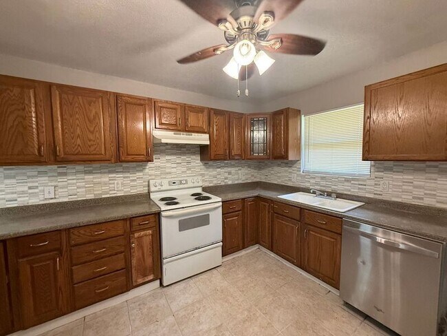 Building Photo - 609 Trout St