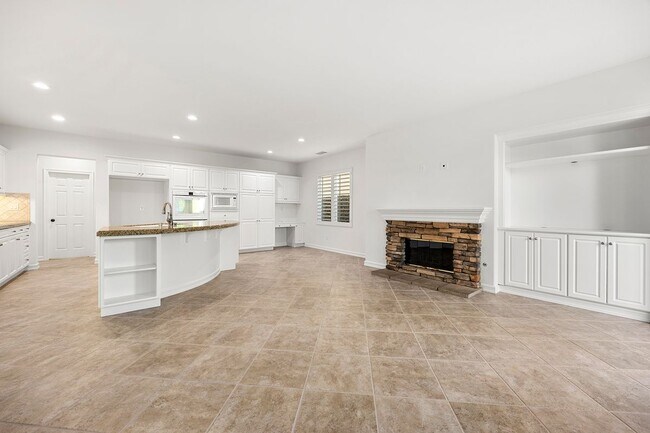 Building Photo - 2556 Pearblossom St