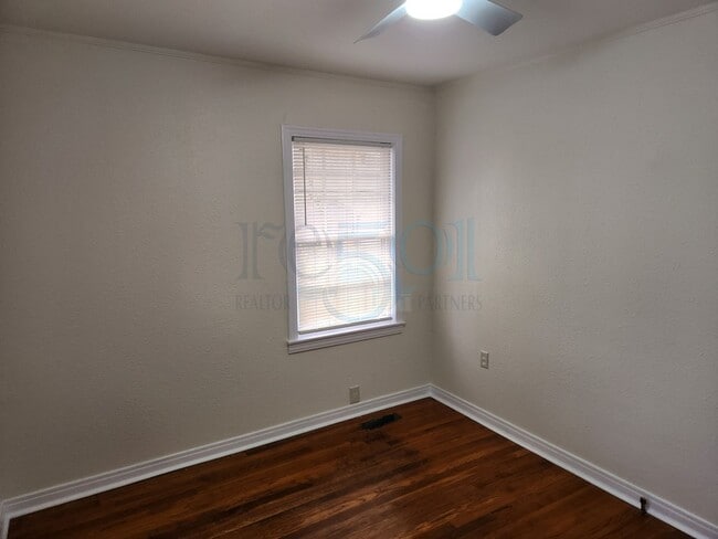 Building Photo - N Elm Duplex (200-202)