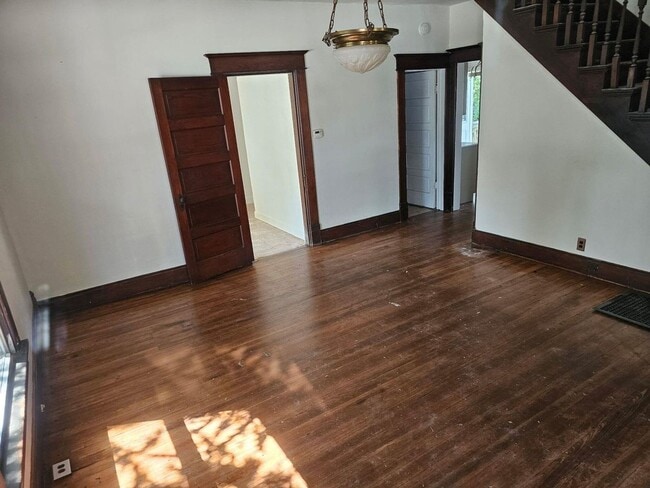 Building Photo - Large Victorian home in Aurora