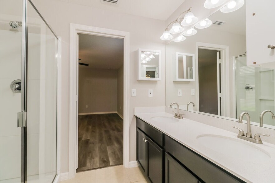 Building Photo - 6519 Redbay Dr