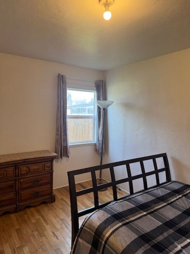 Building Photo - 4 BEDROOM HOME INCLUDES SEPARATE GUEST QUARTERS -FURNISHED OR UNFURNISHED- TONS OF PARKING