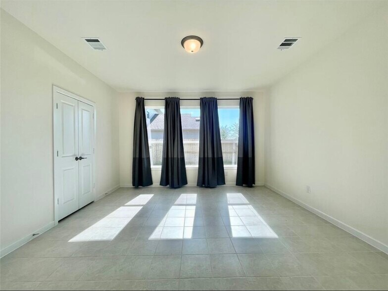 Building Photo - 7802 Winter Hawk Cir