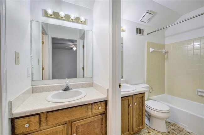 Building Photo - 1252 Minhinette Dr