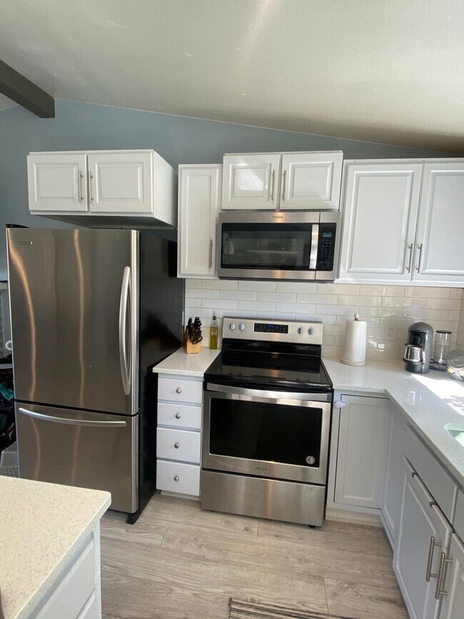 Building Photo - Beautifully Maintained 3 Bedroom 2 Bath Home with Garage and Fenced Yard! Pets Welcome!