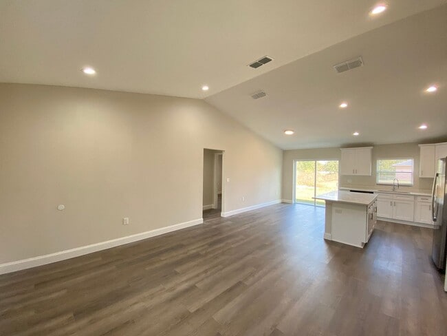 Building Photo - Desirable SW Ocala Neighborhood, 3/2/2 **W...