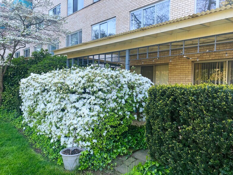 Building Photo - 10201 Grosvenor Pl