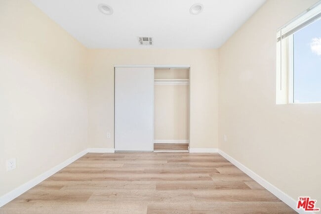 Building Photo - 1002 E 33rd St