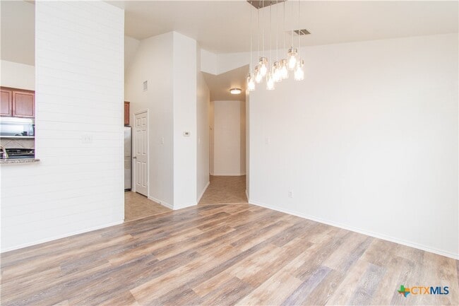 Building Photo - 7003 Osbaldo Dr