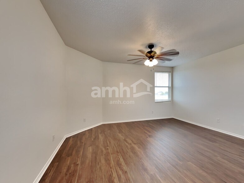 Building Photo - 205 Phlox Ln