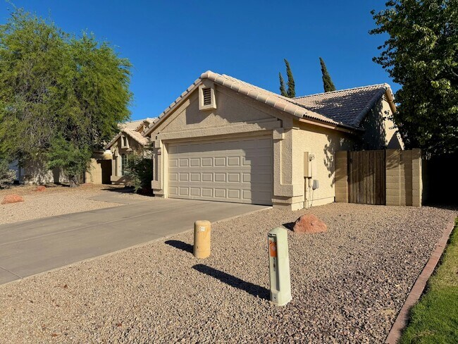 Building Photo - 4207 E Juanita Ave