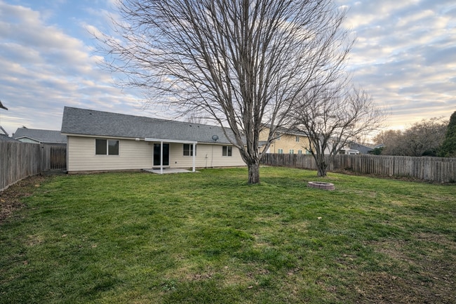 Building Photo - Freshly Updated 4-Bedroom Kennewick Rental – Available Now