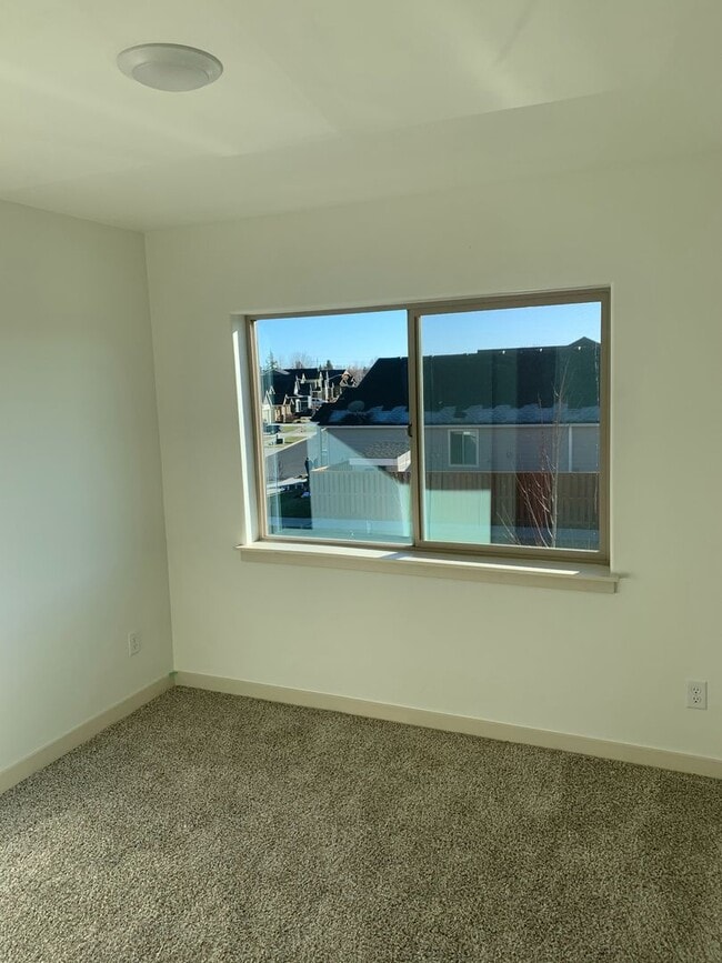 Building Photo - Modern 3 Bed/2.5 Bath Townhome in NW Redmond