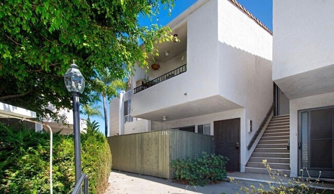 Building Photo - LIGHT & BRIGHT UPGRADED, 2 BEDROOM CONDO, ...