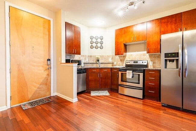 Building Photo - 898 Oak St SW