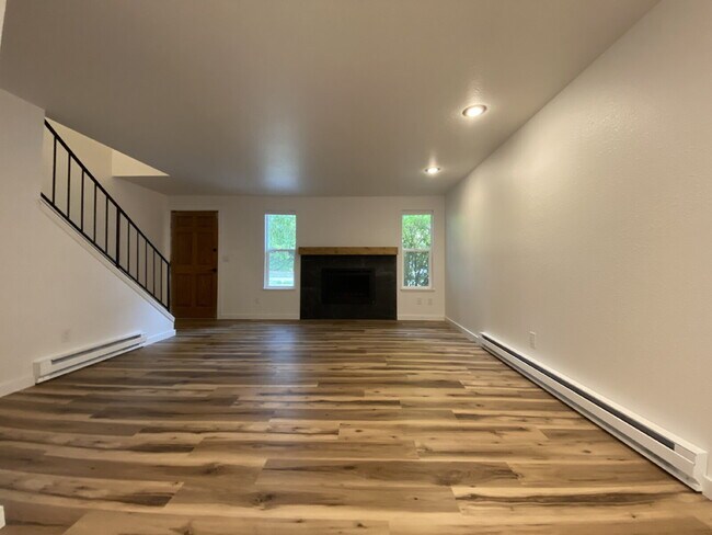 Building Photo - Spacious 3-Bedroom Remodeled Townhome in F...