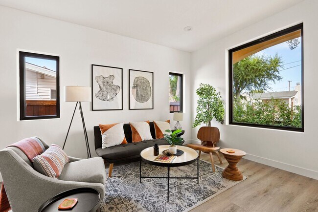Building Photo - Stunning brand new construction, modern lu...
