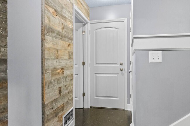 Building Photo - 11141 S Woodsonia Dr