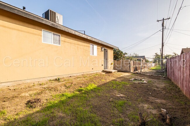 Building Photo - 541 Walker St