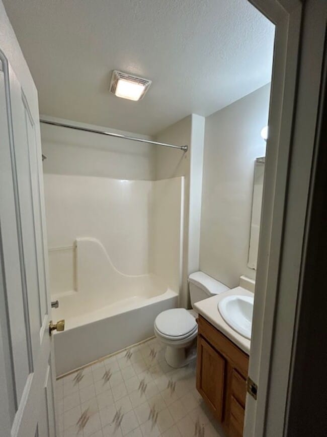Building Photo - 3 Bedroom 2 Bathroom Centrally Located Tow...