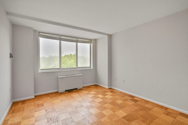 Building Photo - HUGE Apartment Across from Grosvenor Metro...