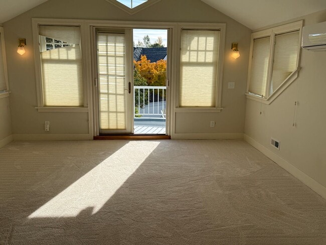Building Photo - 3BR Tudor Home 1/2 Block from Greenlake!