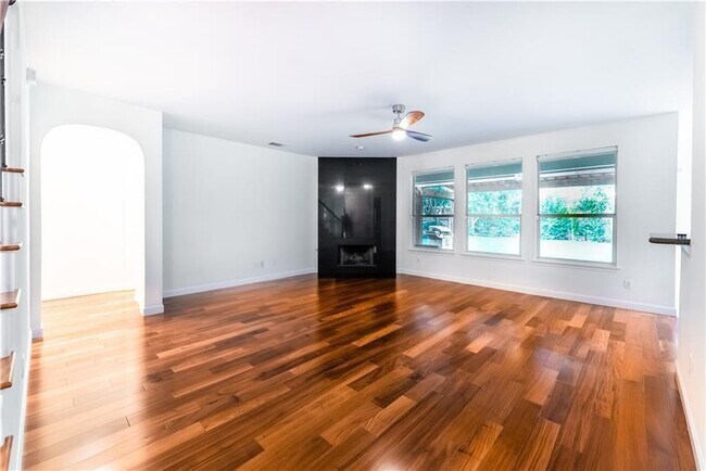 Building Photo - 15716 Belfin Dr