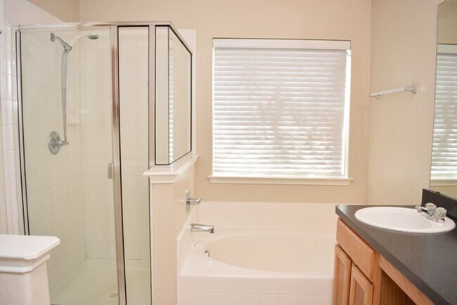 Building Photo - Wonderful 4-2-2 in N Ft. Worth, desirable ...