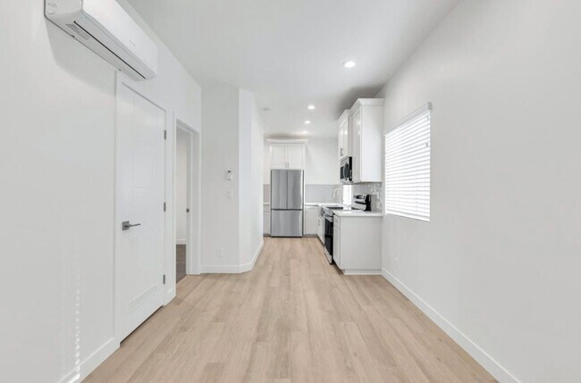 Building Photo - 2 bedroom / 1 bath | Midtown Duplex Available Now
