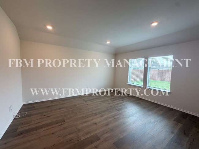 Building Photo - 329 Thoroughbred St