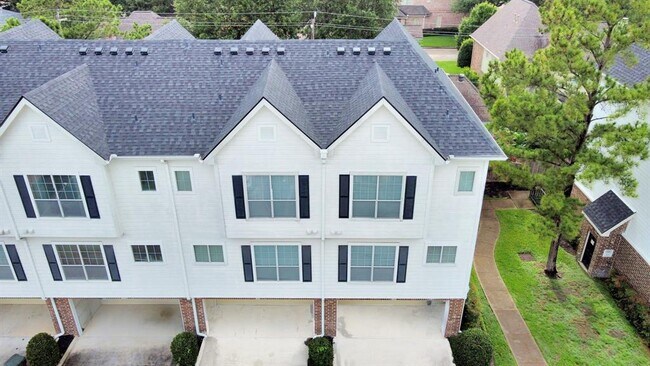 Building Photo - 9200 Westheimer Rd