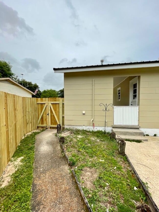 Building Photo - Cute beach bungalow in Biloxi, MS!