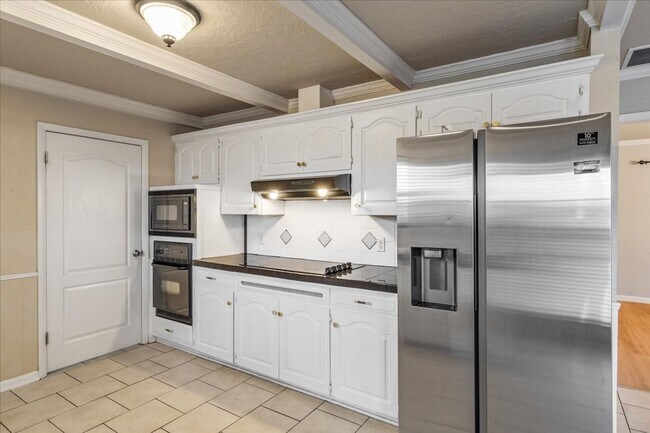 Building Photo - 7522 NW Stonegate Dr