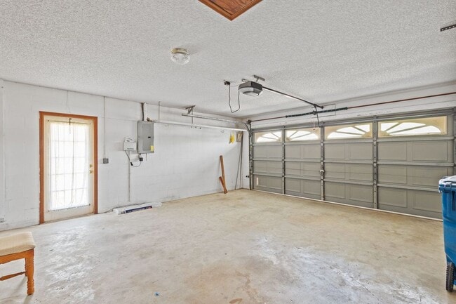 Building Photo - 1247 Venetia Dr