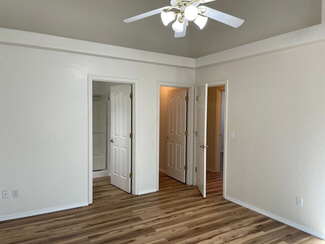 Building Photo - Very Nice 3 Bedroom 2 Bath Duplex-Located ...