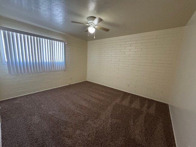 Building Photo - Holiday Gardens 2-br Townhome