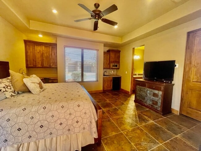 Building Photo - Beautiful Fully Furnished home in an Exclu...