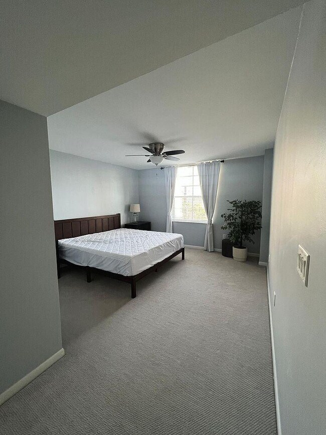 Building Photo - 520 SE 5 Ave