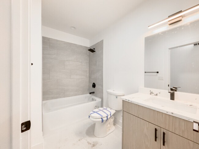 Building Photo - 4731 N Western Ave