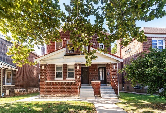 Primary Photo - 4926 Winona Ave