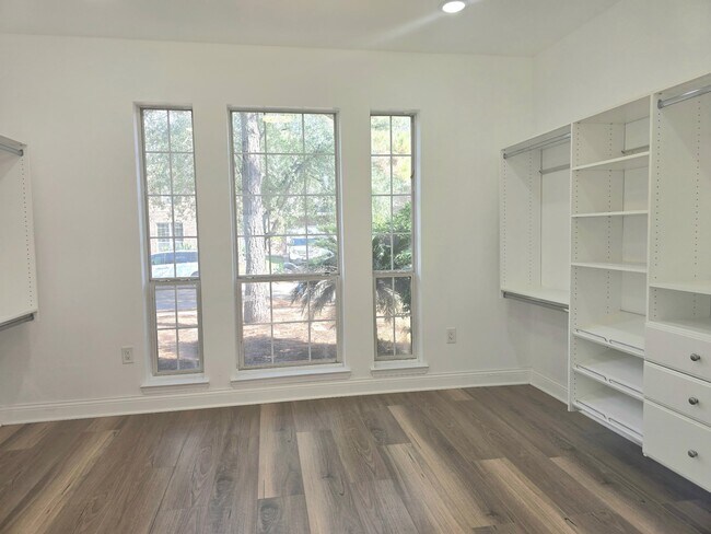 Building Photo - 20315 Lakeland Falls Dr