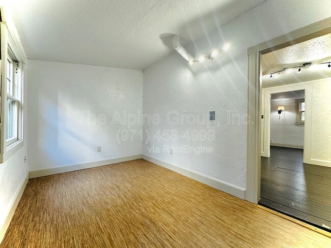 Building Photo - 604 NE San Rafael St
