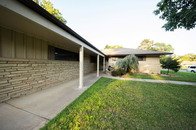Building Photo - Mid-Century 3 Bedroom in Pine Valley Estates