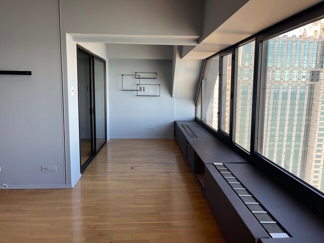 Building Photo - 175 E Delaware Pl