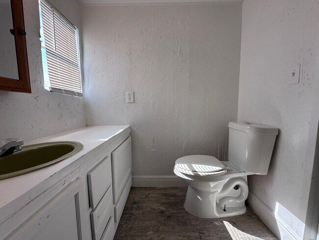 Building Photo - 2Bed 1Bath Rent To Own in Zephyrhills, FL