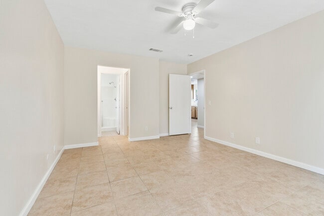 Building Photo - 1992 W Oakland Ave