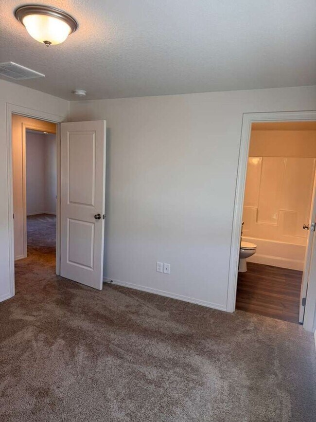 Building Photo - 1642 Zoe Ave