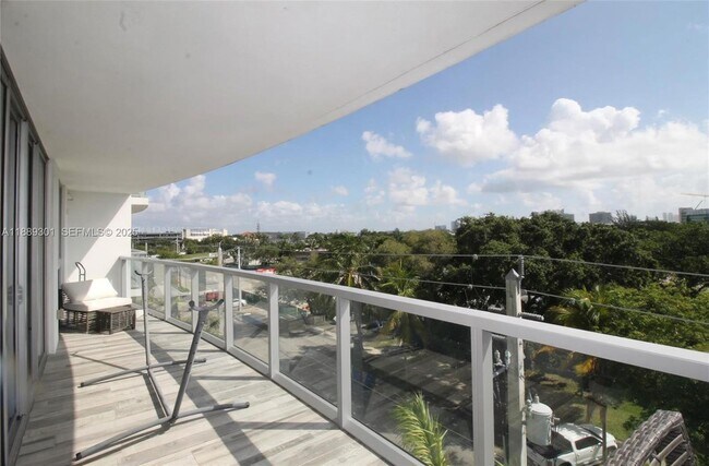 Building Photo - 13800 Highland Dr